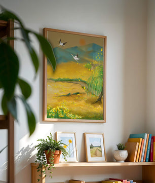 Ruhige Landschaft mit fliegenden Kranichen und goldenen Blüten