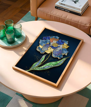 Diseño floral texturizado y colorido con contornos dorados sobre fondo oscuro