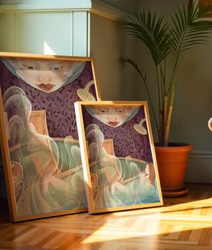 Escena de baño tranquila con elementos etéreos y papel tapiz ornamentado