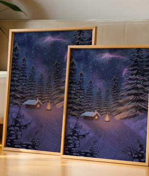 Winternachtlandschaft mit verschneiter Hütte und Kiefernwald