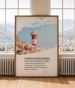 Faro inspirador con texto motivacional y fondo de cielo