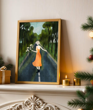 Femme en robe orange marchant sur une route avec des fleurs dans la forêt
