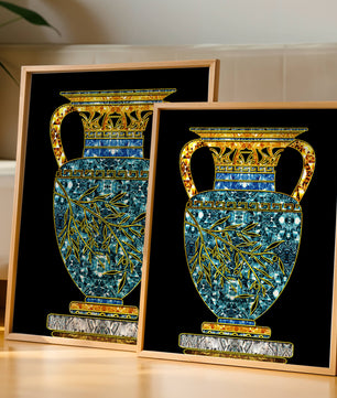 Jarrón de mosaico detallado con piedras preciosas doradas y azules sobre fondo negro