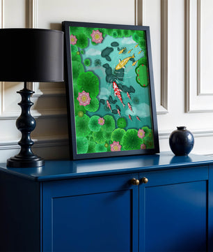 Étang à carpes koï vibrant avec des fleurs de lotus et des nénuphars verts