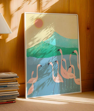 Friedliche Szene mit Flamingos in einer ruhigen Landschaft mit Bergen und Sonnenuntergang