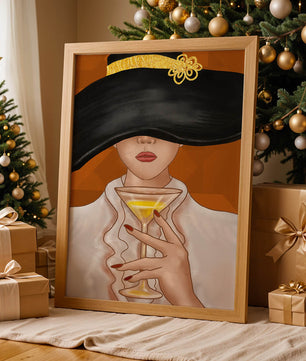 Femme avec un chapeau noir orné d’une touche dorée tenant un verre à cocktail
