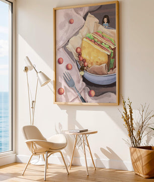 Niñas miniatura caprichosas cerca de un sándwich con tomates y tenedor