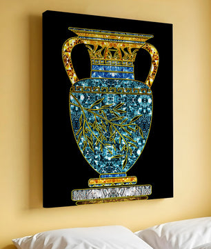 Jarrón de mosaico detallado con piedras preciosas doradas y azules sobre fondo negro