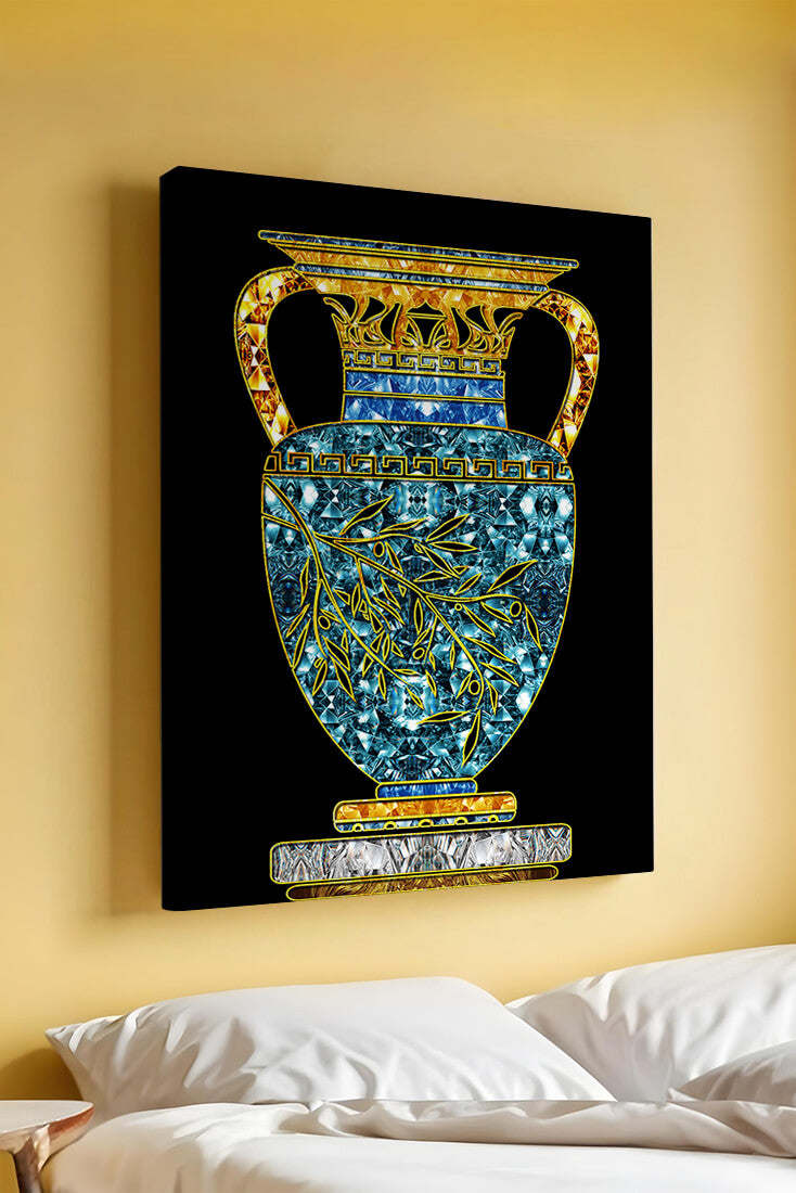 Jarrón de mosaico detallado con piedras preciosas doradas y azules sobre fondo negro