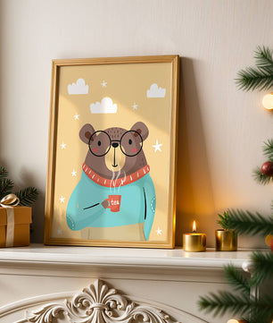 Ilustración de un oso acogedor disfrutando del té con gafas