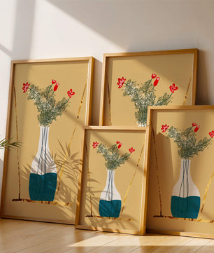 Vase avec des fleurs rouges et des accents dorés