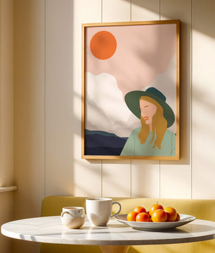Abstrakte Illustration einer Frau mit Hut vor einer Kulisse aus Sonne und Bergen
