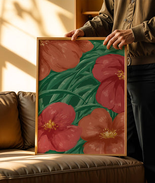 Lebendige Blumenkomposition mit roten und orangefarbenen Blüten auf grünem Laub