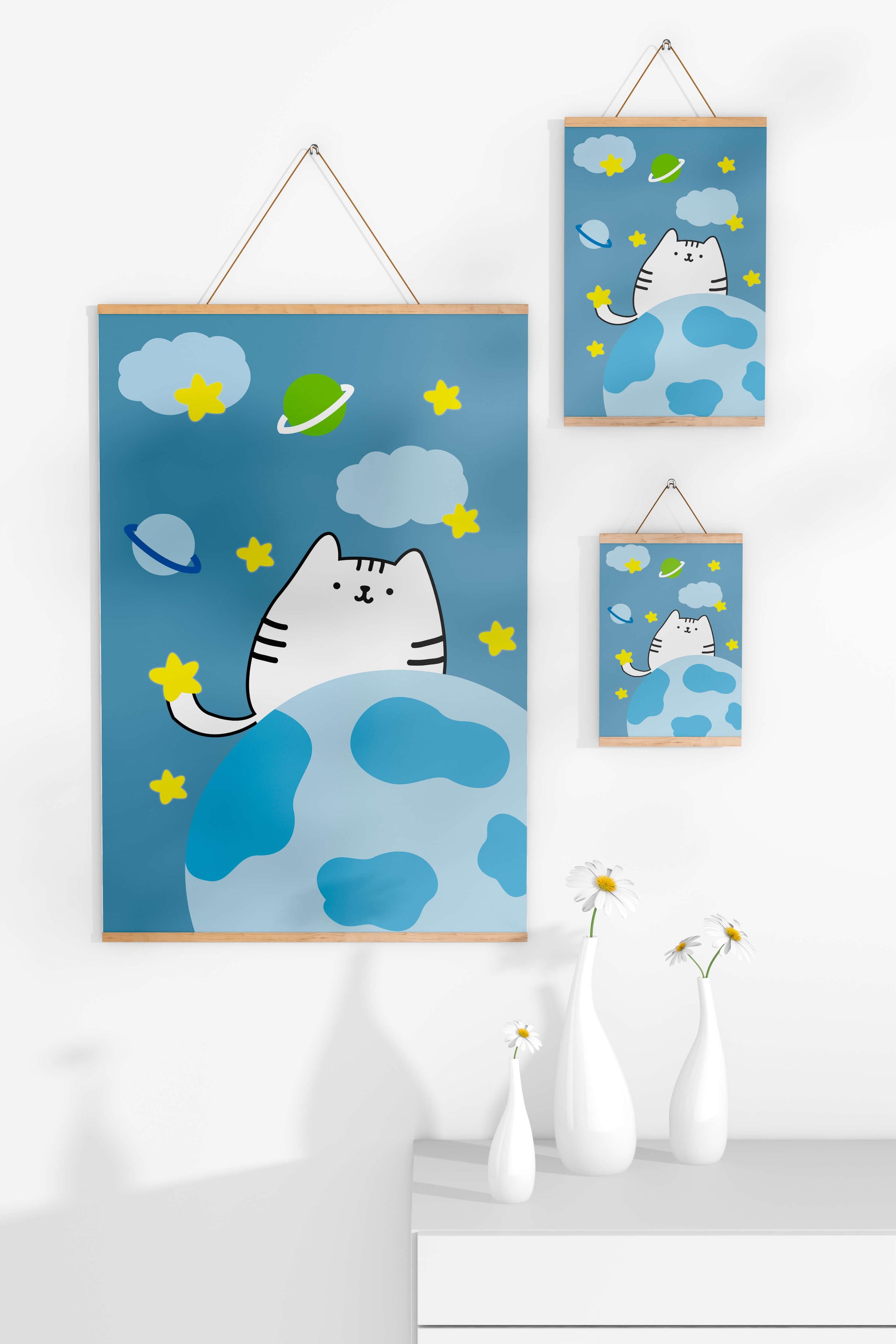 Ilustración encantadora de un gatito en una escena espacial caprichosa con nubes y estrellas