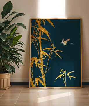 Goldener Bambus und Vogel vor tiefblauem Hintergrund