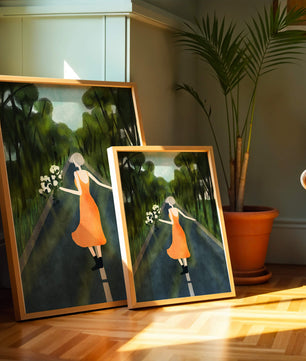 Femme en robe orange marchant sur une route avec des fleurs dans la forêt