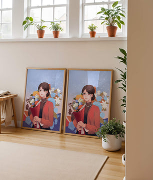 Mujer sosteniendo ramo con fondo floral