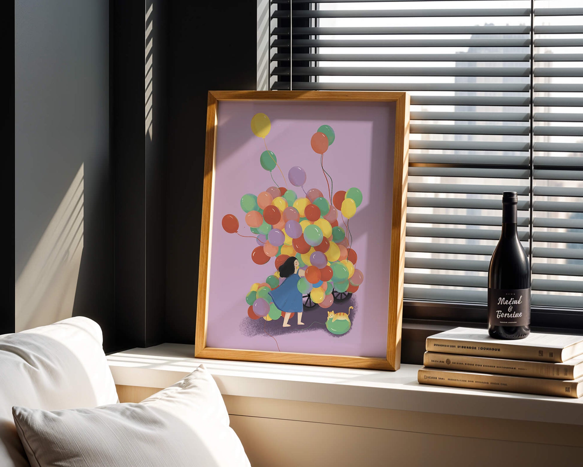 Bunte Luftballons mit einem Kind und einer Katze auf violettem Hintergrund