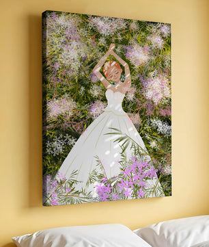 Mujer en vestido blanco acostada entre flores en un jardín