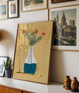 Vase avec des fleurs rouges et des accents dorés