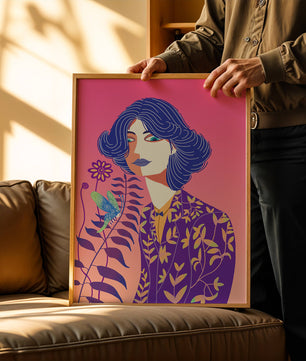 Retrato estilizado de una mujer con cabello azul y patrón botánico