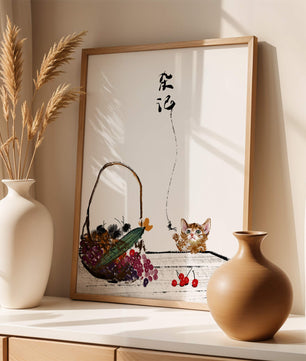 Juguetón gatito con frutas y arte de caligrafía
