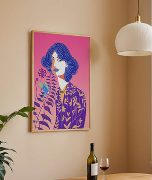 Retrato estilizado de una mujer con cabello azul y patrón botánico