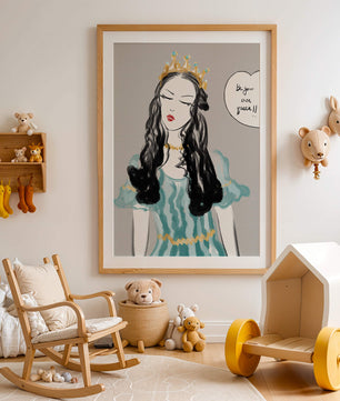 Femme élégante en robe turquoise avec une couronne dorée