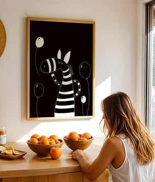 Cebra juguetona con globos en arte minimalista en blanco y negro