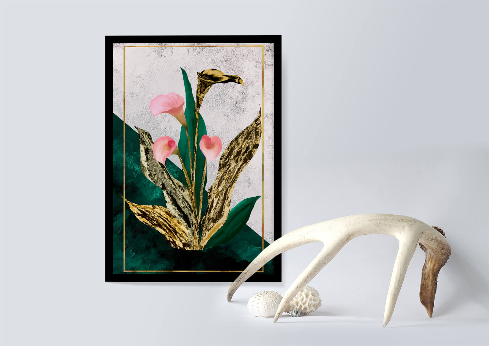 Abstrakte botanische Kunst mit rosa Calla-Lilien und goldenen Blättern