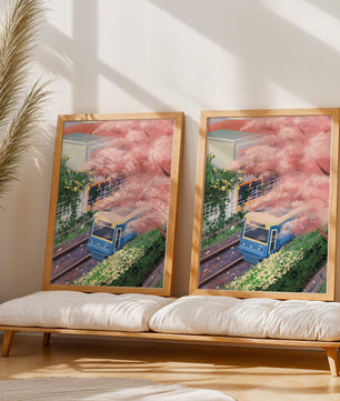 Zug in Kirschblütenlandschaft mit modernem Gebäude
