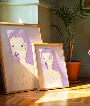Ilustración de una mujer con cabello morado y mariposas