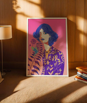Retrato estilizado de una mujer con cabello azul y patrón botánico