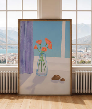 Jarrón con flores naranjas junto a una ventana con cortinas moradas