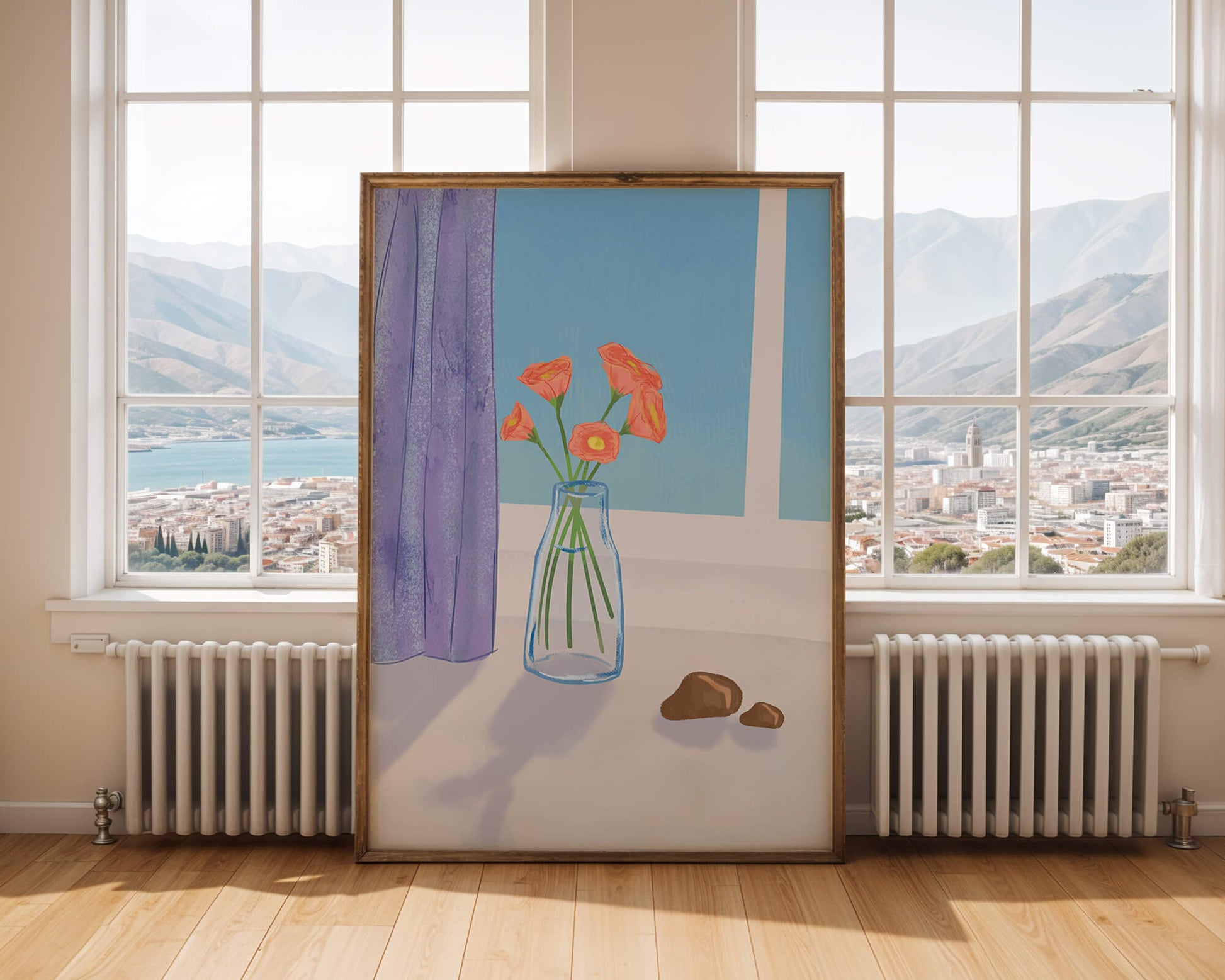 Jarrón con flores naranjas junto a una ventana con una cortina morada.