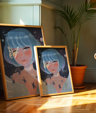 Portrait surréaliste d'une figure mystique aux cheveux bleus et aux papillons