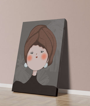 Retrato elegante de una mujer con un tocado único y rasgos expresivos