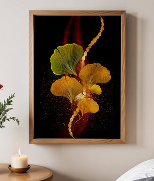 Art abstrait floral avec des feuilles de gingko dorées et un fond sombre