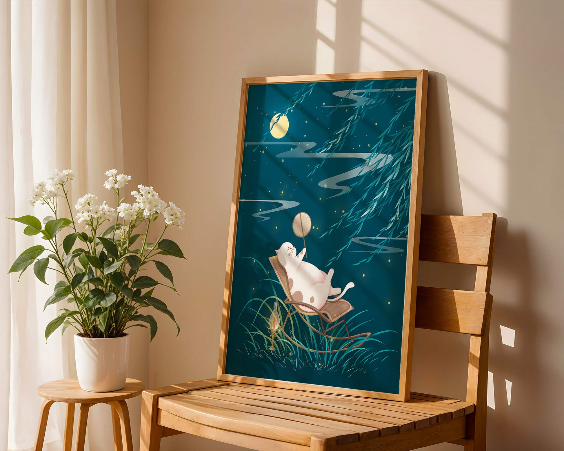 Adorable ilustración de un gato relajándose en un jardín iluminado por la luna con linterna