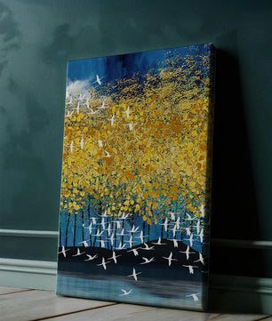 Paisaje abstracto con follaje dorado y aves voladoras