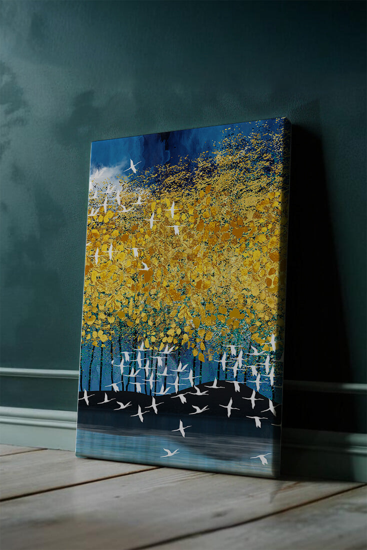 Paisaje abstracto con follaje dorado y pájaros volando