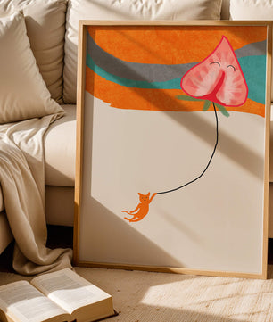 Gato naranja colgando de un globo en forma de corazón sobre fondo abstracto