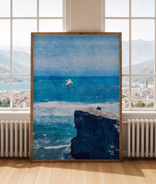 Paisaje marino con gaviota volando sobre acantilado rocoso y olas del océano