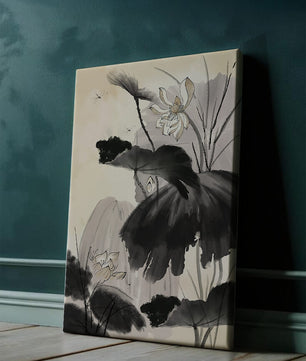 Ilustración botánica serena con flores de loto y libélulas