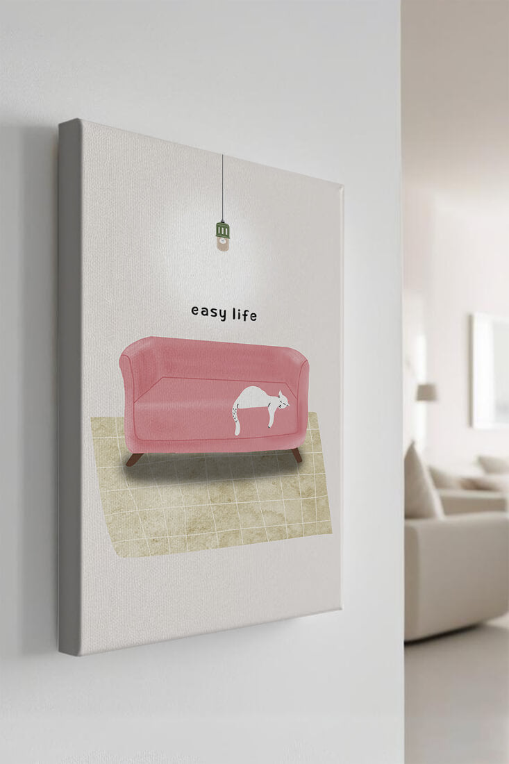 Interior minimalista con sofá rosa y gato blanco relajado