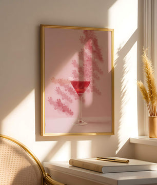 Elegante copa de cóctel roja sobre un fondo texturizado rosa