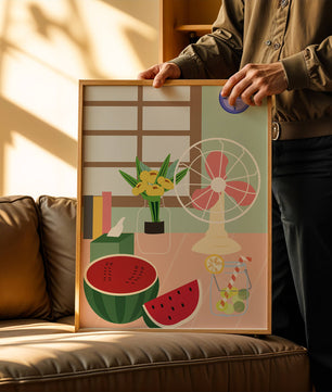 Nature morte sur le thème de l'été avec pastèque, éventail et fleurs dans un intérieur lumineux