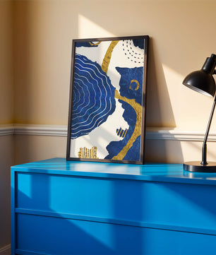 Diseño abstracto ondulado azul y dorado con patrones geométricos