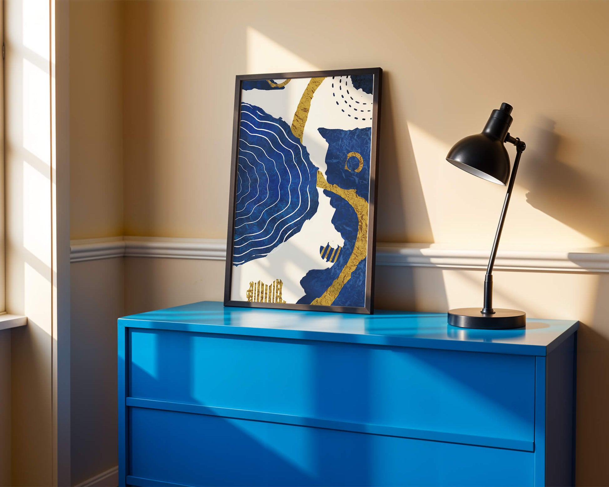 Diseño abstracto ondulado azul y dorado con patrones geométricos