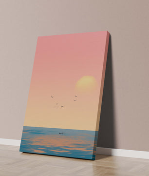Tranquille coucher de soleil sur l'océan calme avec des oiseaux dans le ciel